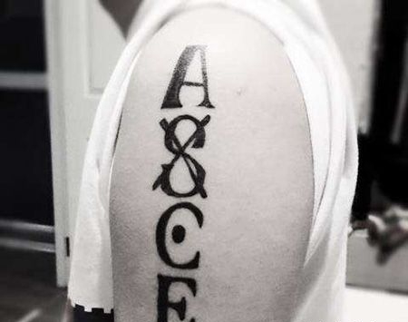 大臂艾斯纹身图案