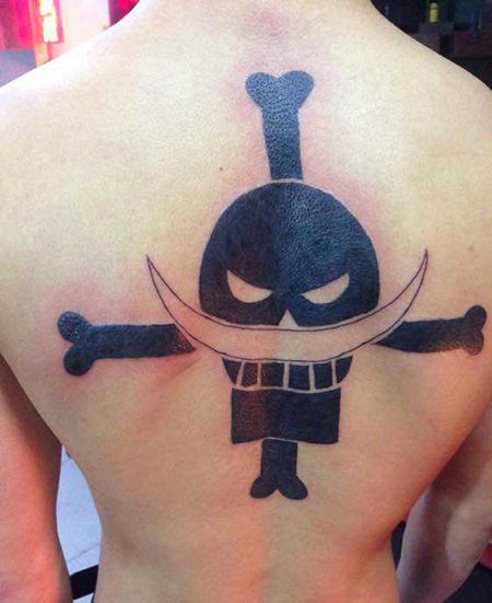 背部艾斯纹身图案