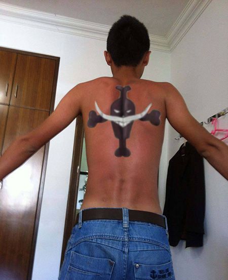 男士背部艾斯纹身图案