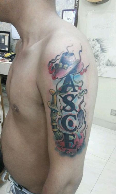大臂精美的艾斯纹身图案