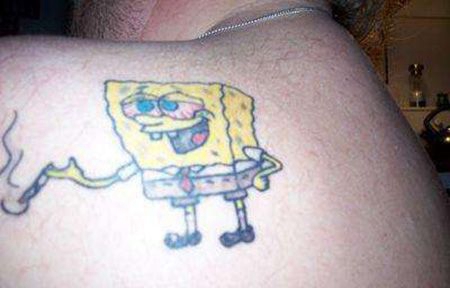肩部海绵宝宝纹身图案
