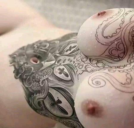 胸部性感的章鱼纹身图案