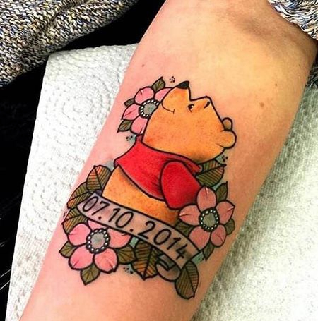手臂可爱的维尼熊纹身图案