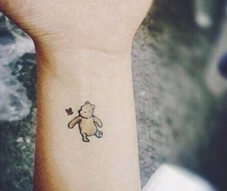 手腕维尼熊纹身图案