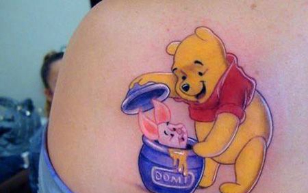 肩部小熊维尼纹身图案