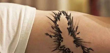 手臂帅气的蝙蝠侠标志纹身图片