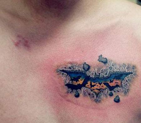 胸前帅气的蝙蝠侠标志纹身图案