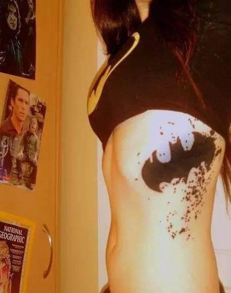 女生侧腰蝙蝠侠标志纹身图案