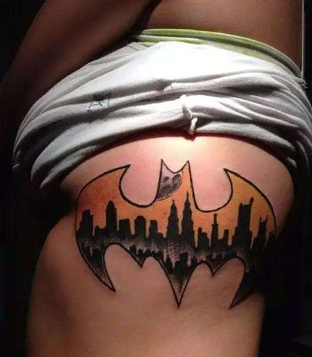 女生侧腰蝙蝠侠纹身图片