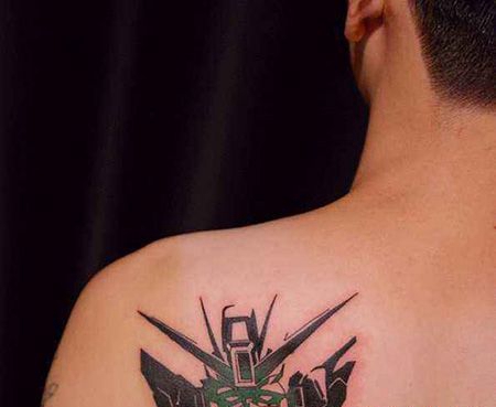 背部高达纹身图案