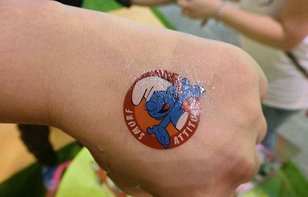 手背蓝精灵纹身图案