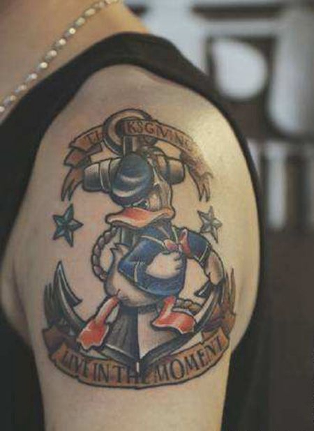 大臂唐老鸭纹身图案