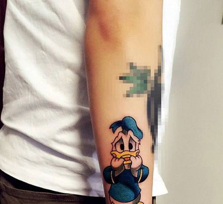 手臂可爱的唐老鸭纹身图案