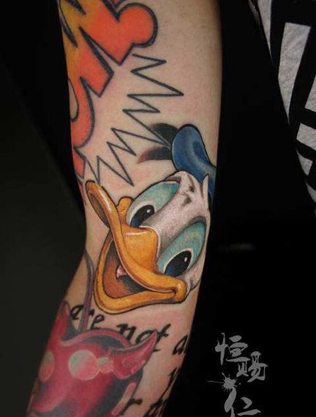 手臂唐老鸭纹身图案