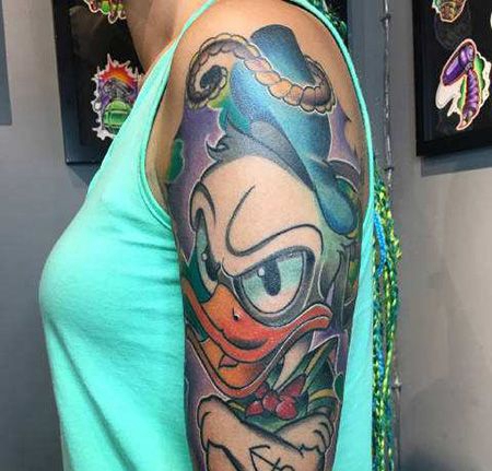 女生大臂唐老鸭纹身图案