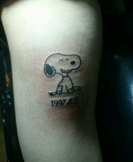 大臂内侧史努比纹身图案