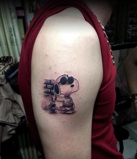 男士大臂史努比纹身图案