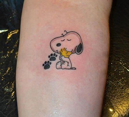 手臂内侧史努比纹身图案