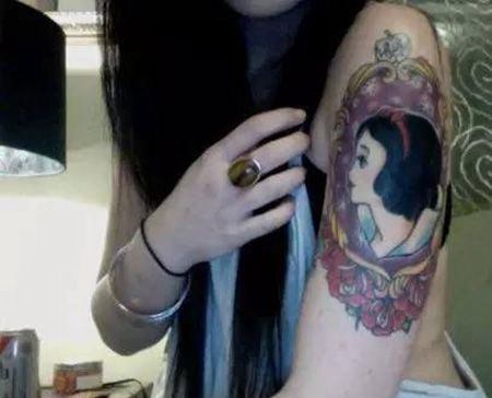 女生大臂白雪公主纹身图案