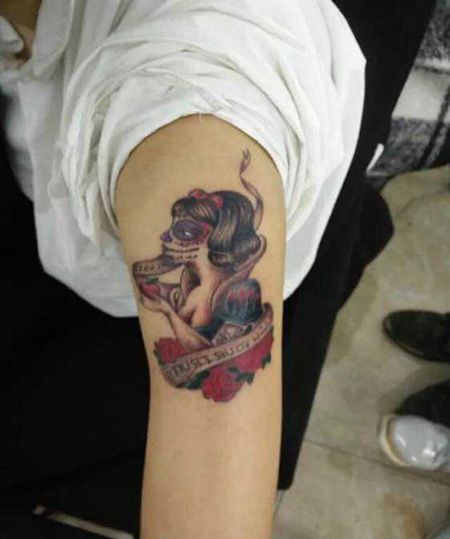 大臂个性白雪公主纹身图案