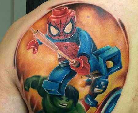 肩部乐高蜘蛛侠纹身图案
