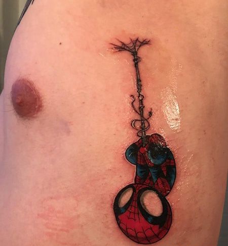 男士侧胸蜘蛛侠纹身图案