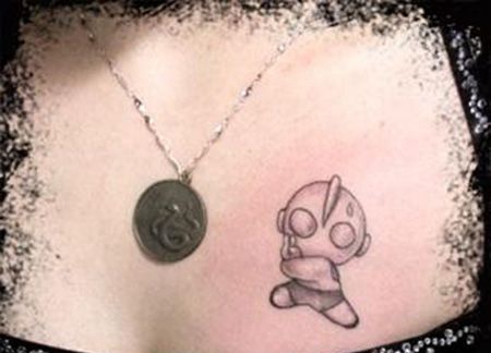 女生胸前奥特曼纹身图案