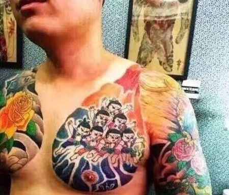 男士胸部葫芦娃纹身图案