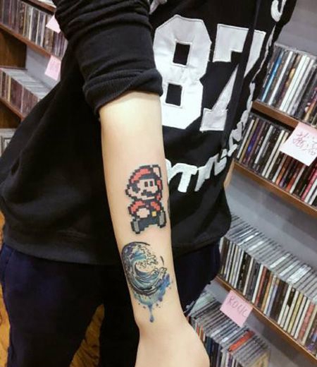 手臂像素马里奥纹身图案