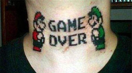 颈部像素马里奥纹身图案