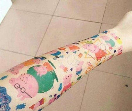 手臂大量小猪佩奇纹身图案