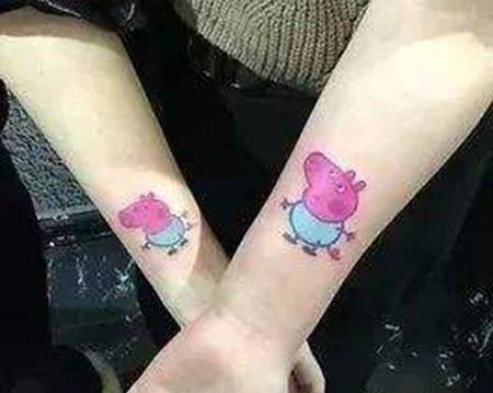 手腕小猪佩奇纹身图案