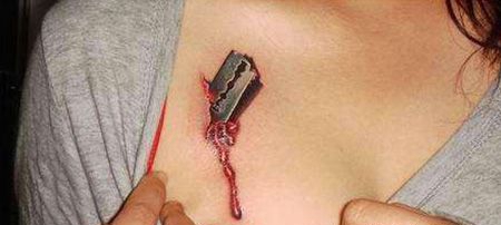 女生胸部刀片纹身图案