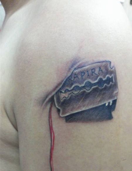 大臂刀片纹身图案