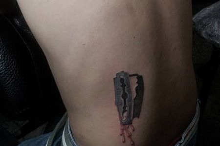 腰部刀片纹身图案
