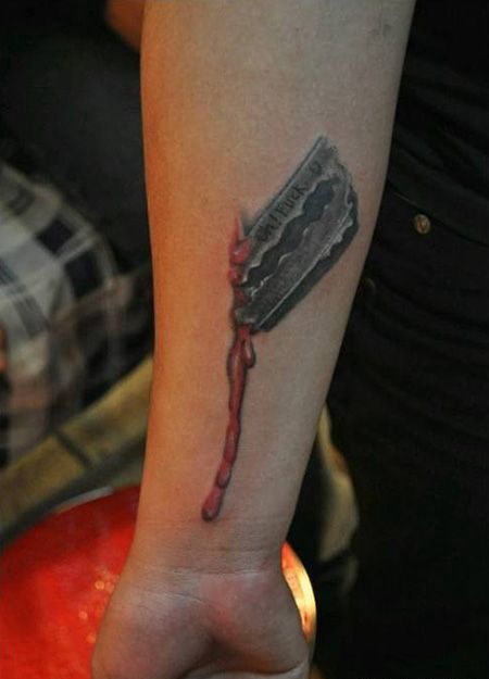 手臂个性的刀片纹身图案