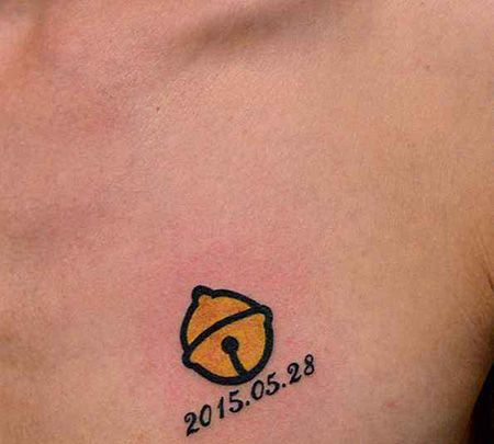 胸前黄色铃铛纹身图案