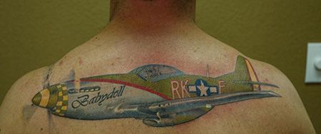 肩部战斗机纹身图案