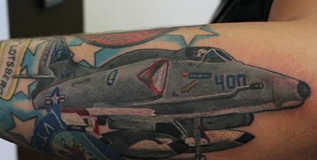 手臂战斗机纹身图案