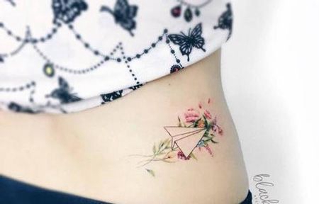 女生腰部纸飞机纹身图案