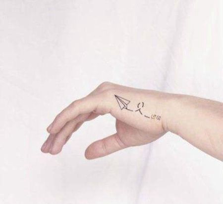 手部纸飞机纹身图案