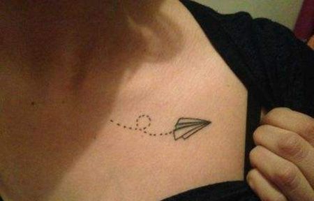 胸前纸飞机纹身图案