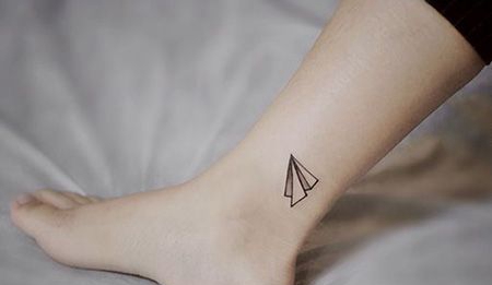 脚踝纸飞机纹身图案