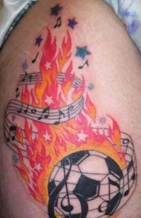 大臂燃烧的足球纹身图案