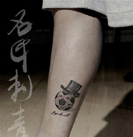 小腿戴着帽子的足球纹身图案