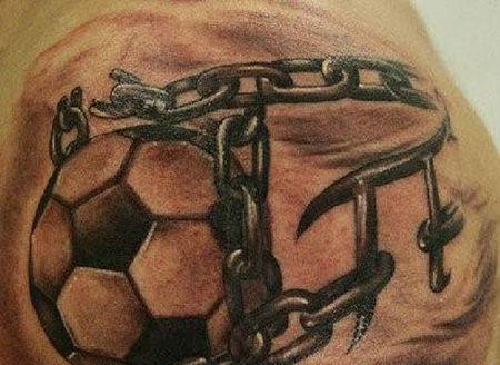 肩部锁链和足球纹身图案