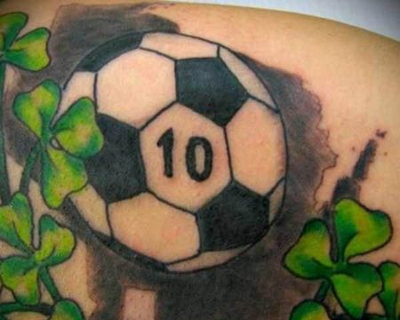 肩部足球和花藤纹身图案