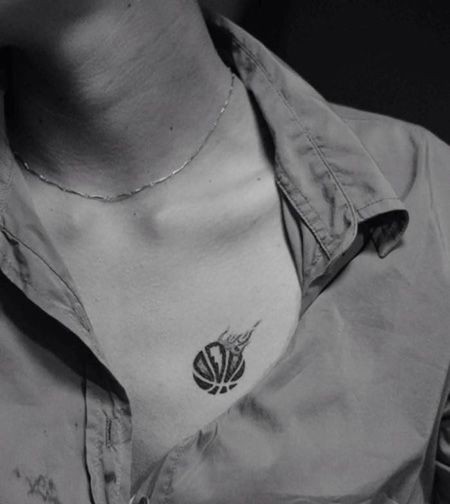 胸前个性篮球纹身图案