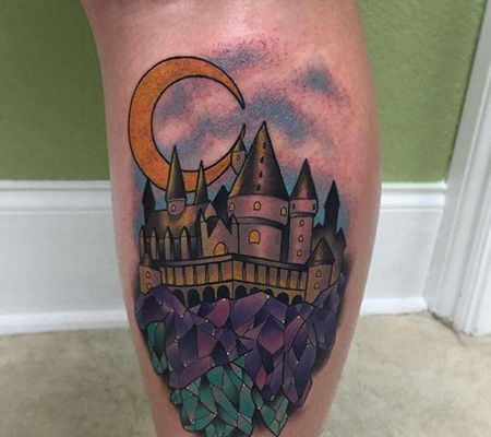 大腿城堡和月亮纹身图案