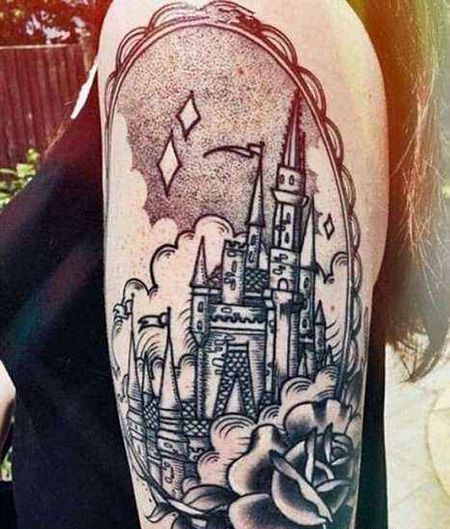 大臂镜子中的城堡纹身图案